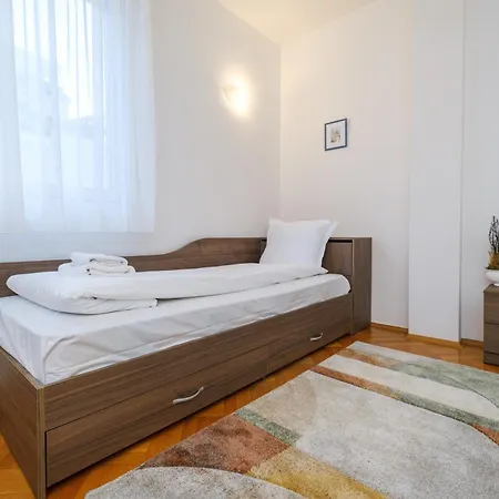 The Hill House Free Parking Feriehus