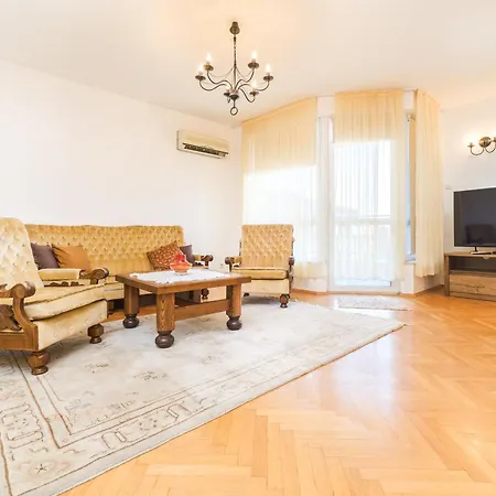 The Hill House Free Parking *