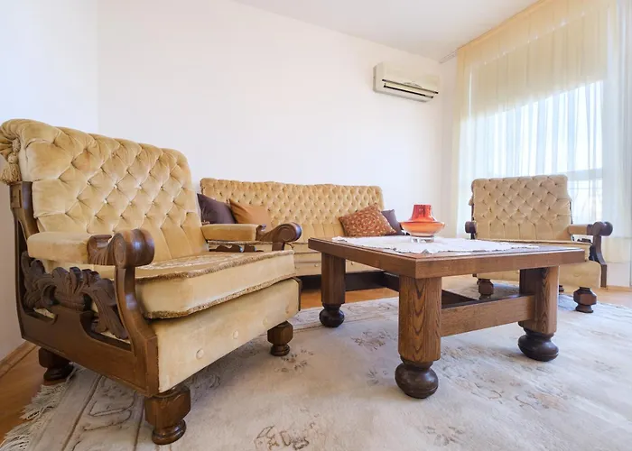 The Hill House Free Parking Ferienhaus