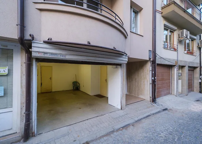 The Hill House Free Parking *